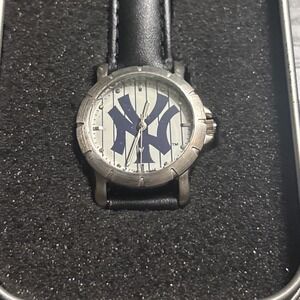 New York Yankees Women's Wristwatch Black Leather Band Silver Tone Case
